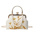 Vintage Seidenhandtasche in Weiß mit Lilienstickerei, Perlengriff und Goldkette - Weiß