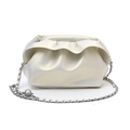 Cremeweiße Wolken-Tasche mit Falten und silberner Kette auf weißem Hintergrund - Weiß