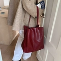 Grand sac cabas bordeaux minimaliste en cuir brillant avec larges bandoulières - Bordeaux