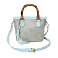 Sac seau brodé bleu clair avec poignée en bambou et motif de paysage doré - Bleu Sans Pendentif