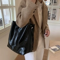 Grand sac cabas noir brillant avec fermeture à cordon et anneaux en métal argenté - Noir