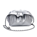 Metallisch silberne Wolken-Tasche mit Gliederkette und plissiertem Design - Silber