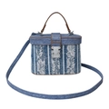 Borsa a tracolla in denim blu con pizzo floreale bianco e manico in pelle marrone - Denim Blu