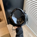 Bolso media luna negro chic en cuero brillante con lazo de metal plateado y cordón - Negro