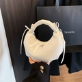Elegante bolso de media luna blanco crema con lazos y detalles metálicos - Blanco