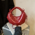 Bolso de hombro en charol rojo brillante con lazo dorado y correa ajustable - Rojo