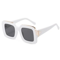 Occhiali da sole quadrati bianchi rétro con lenti grigie e dettagli in metallo oro - Montatura Bianca Lenti Grigie