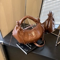 Bolso bandolera marrón en forma de luna de cuero PU brillante con lazo metálico - Marrón