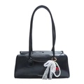 Sac à épaule en cuir noir avec breloque cerise et nœud en perles sur fond blanc - Noir