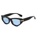 Occhiali da sole cat-eye neri con lenti azzurre e decorazioni in metallo dorato sui lati - Montatura Nera Lenti Blu