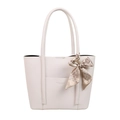Elegante bolso tote de cuero lichi blanco roto con pañuelo de seda decorativo - Blanco