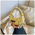 Borsa a mezzaluna giallo crema minimalista con ciondolo a ciliegia e manico - Giallo