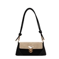 Bolso tipo baguette en contraste beige y negro con cierre de triángulo dorado - Negro