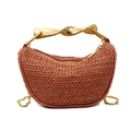 Terrakotta gewebte Halbmond-Handtasche mit skulpturalem Goldgriff und Kettenriemen - Braun