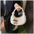 Borsa a mezzaluna in pelle verniciata bianca lucida con ciondolo a ciliegia decorativo - Bianco