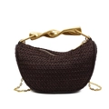 Dunkelbraune geflochtene Tasche mit goldenem Metallgriff und Kettenriemen - Braun