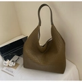 Primer plano de la textura tejida verde oliva y detalles de este bolso de gran tamaño - verde oliva