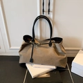 Grande borsa tote kaki con manici in pelle nera e dettagli di cinturini su libri - Cachi