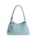 Hellblaue geflochtene Schultertasche mit geknotetem Riemen und rundem Anhänger-Detail - Blau