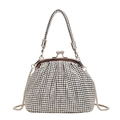 Silberne Abendtasche mit funkelndem Kristallgriff und feiner Metallkette für Damen - Silber