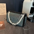 Borsa a secchiello glitterata con strass, manico di perle e tracolla a catena - Colorato