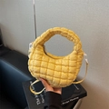 Sac nuage matelassé jaune avec poignée supérieure et bandoulière amovible design - Jaune