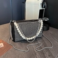 Mini borsa in velluto nero con strass luminosi, grandi perle e catena d'argento - Bianco