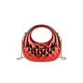 Sac à main rouge brillant en acrylique avec texture matelassée et chaîne dorée - Rouge