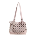 Detalle de estampado de cuadros rosa y lazo de encaje blanco con perla en la mochila - Rosa Con Colgante