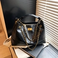 Schicke schwarze Stepptasche mit goldener Kette und Vintage Metall-Drehverschluss - Schwarz