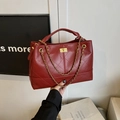 Modische burgunderrote Stepp-Shopper-Tasche mit goldener Kette und Metalldetail - Rot