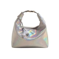 Borsa a mano a mezzaluna argento iridescente con finitura metallica e nappa con perline - Argento Perla