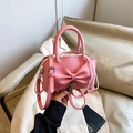 Sac à main rose avec nœud papillon, pendentif cœur et bandoulière réglable - Rose