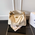Elegante cremefarbene Stepp-Tote Bag mit goldener Kette und Metal-Drehverschluss - Weiß