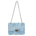 Sac bandoulière en jean matelassé bleu clair avec bords effilochés et chaîne dorée - Bleu