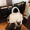 Sac à bandoulière crème chic avec nœud, pendentif cœur et fermeture à cordon - Blanc
