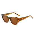 Occhiali da sole cat-eye retrò in tartaruga con lenti marroni e vista laterale - Montatura Leopardata Lente Marrone