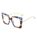 Gafas cuadradas coloridas con montura gruesa y patillas doradas con detalle de perla fina - Marco de Flores Azules
