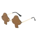 Lunettes de soleil tendance en forme de champignon avec verres bruns et monture dorée sur blanc - Marron