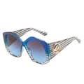 Polygon-Sonnenbrille mit blauem Verlauf, schwarz-weiß gestreiftem Rahmen und Goldlogo - Blau Gestreift Grau Blaue Gläser
