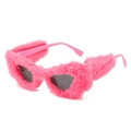 Stylische herzförmige Sonnenbrille mit rosa Kunstfellrahmen und dunklen Gläsern - Regulär (Inkl. 13 % MwSt.) Violetter Samt