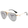 Goldene Pilotenbrille mit grauen Gläsern und markanten V-förmigen Bügelverzierungen - Standard (inkl. 13 % MwSt.) Goldener Rahmen & Silber-Spiegelgläser