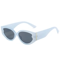 Gafas de sol ovaladas azul claro con montura gruesa y lentes gris oscuro - Montura Azul Gelatina Lentes Grises
