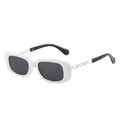 Lunettes de soleil carrées avec branches en chaîne blanche et verres foncés sur fond blanc - Monture Blanche Verres Gris