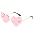 Rosa Herz-Flammen-Sonnenbrille mit goldenem Metallrahmen vor weißem Hintergrund - Neuer Stil / Regulär (inkl. 13 % MwSt.) Goldgestell Rosa Gläser