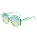 Occhiali da sole a rombo con montatura verde traslucida e lenti sfumate blu e gialle - Montatura Verde Lenti Sfumate Verde Giallo