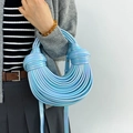 Metallic-blaue geflochtene Umhängetasche mit Knotendesign und irisierendem Finish für Damen - Blau