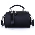 Minimalistische schwarze Boston Bag aus Leder mit weißen Ziernähten und Silberbeschlägen - Schwarz