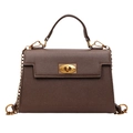 Dunkelbraune Trapez-Handtasche mit goldenem Drehverschluss und Kettenriemen auf Weiß - Braun