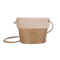 Hellbraune gesteppte Beuteltasche mit beige Plüschbesatz und schmalem Schultergurt - Khaki
